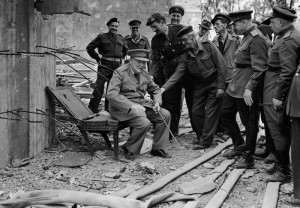 Il primo ministro britannico Winston Churchill sulla sedia su cui sedeva Adolf Hitler, fuori dal bunker di Berlino distrutto nel maggio del 1945 Ph. Fred Ramage / Keystone / Getty Images